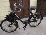 un vélo garé devant une porte