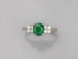 bague à trois pierres en émeraude et diamant