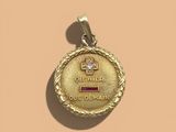 l'image d'une médaille d'or ornée d'une croix