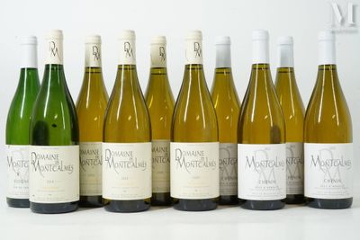 six bouteilles de vin sont alignées sur une table