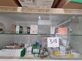une vitrine contenant de nombreux objets