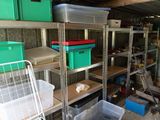 de nombreux bacs et cartons sur les étagères du garage