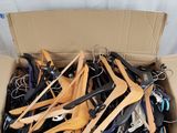 une boîte en carton remplie d'ustensiles en bois et de ciseaux