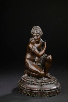 une image représentant une statue en bronze d'une femme assise sur un socle