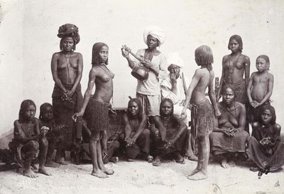 un groupe de personnes qui posent pour une photo
