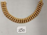 gros plan d'un collier en or sur un mannequin mannequin mannequin mannequin mannequin mannequin mannequin mannequin