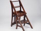une chaise-échelle en bois avec un siège en bois sur fond blanc