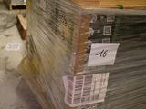 une pile de boîtes empilées les unes sur les autres