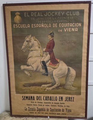 tableau représentant un homme en uniforme à cheval devant un mur blanc