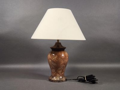 l'image d'une lampe avec un abat-jour blanc