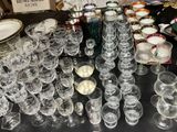 beaucoup de verres à vin vides sur la table