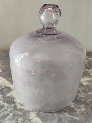 Cloche à pâtisserie en verre soufflé à reflets violines, la …