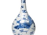 Vase chinois en porcelaine bleue et blanche orné d'un motif de dragon