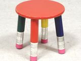 une petite table sur laquelle sont posés des crayons