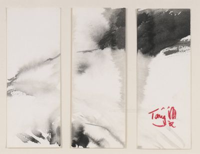 trois tableaux en noir et blanc, sur lesquels figurent des inscriptions rouges, accrochés à un mur blanc