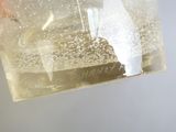 une personne tenant une bouteille d'eau contenant un liquide
