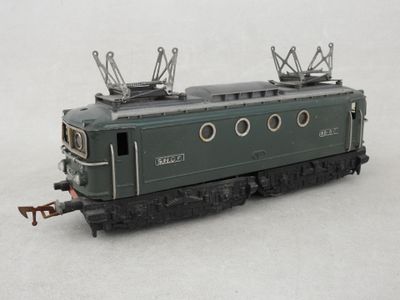 un wagon vert sur les rails, sur un fond blanc