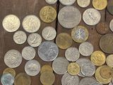 un grand nombre de pièces de monnaie sur une table en bois