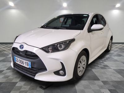 la toyota yaris blanche est garée sur un sol en damier