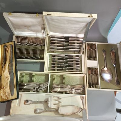 On trouve dans ce coffret de nombreux types d'argenterie différents