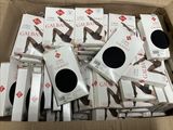 une boîte remplie de collants et de bas pour femmes de différents modèles