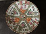 une assiette ornée d'un motif posée sur une table