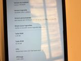 une tablette posée sur une table, avec l'ombre d'une personne