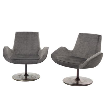 paire de fauteuils pivotants de style « mid-century modern » en tissu gris