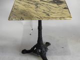 une table ancienne au plateau en marbre et au piètement en fonte