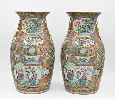 paire de vases chinois ornés d'oiseaux et de fleurs sur fond blanc