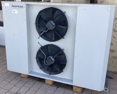 deux climatiseurs posés sur des palettes sur un trottoir