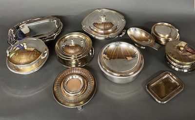 de nombreux objets en métal argenté posés sur une table
