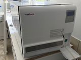 une machine qui se trouve dans un coin de la cuisine