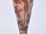 un vase orné d'un motif marron et jaune