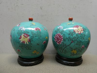 deux vases superposés sur une table