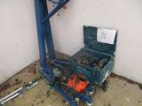 une caisse à outils posée par terre à côté d'une grue