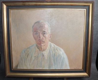 Une peinture à l'huile représentant un homme en chemise bleue est posée sur un chevalet.