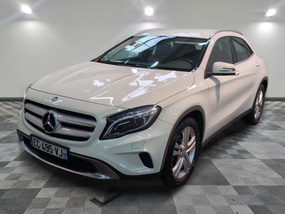 le suv mercedes gla est garé sur un sol en damier