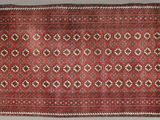 un tapis rouge orné d'un motif en losanges