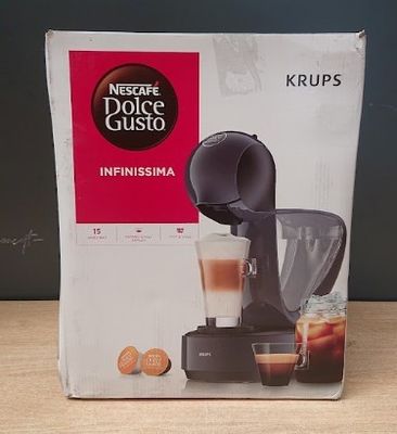emballage d'une cafetière posée sur une table à côté d'une tasse de café