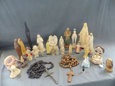 de nombreuses figurines religieuses posées sur une table