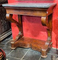 Table console en placage d'acajou flammé.