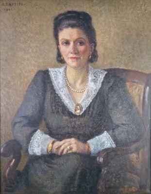 tableau représentant une femme assise sur une chaise, portant un collier et des perles