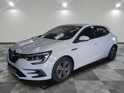 la voiture blanche est garée sur un carrelage à carreaux