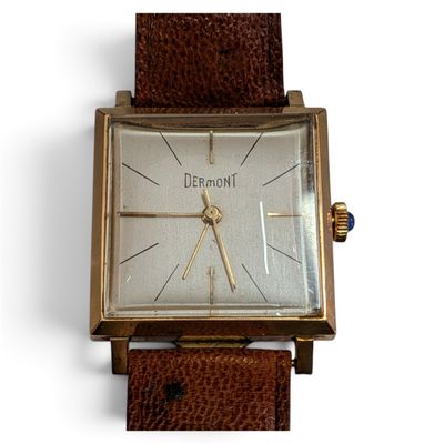 une montre montée sur un bracelet en cuir marron
