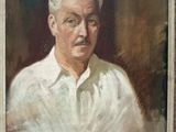 portrait d'un homme en chemise blanche, dans un cadre en bois