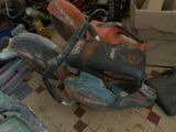 une moto qui trône au milieu d'une pièce