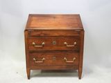 une commode ancienne en bois avec des poignées en laiton et des tiroirs