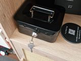une valise noire posée sur une étagère en bois