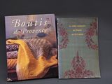 deux livres posés l'un à côté de l'autre sur une table